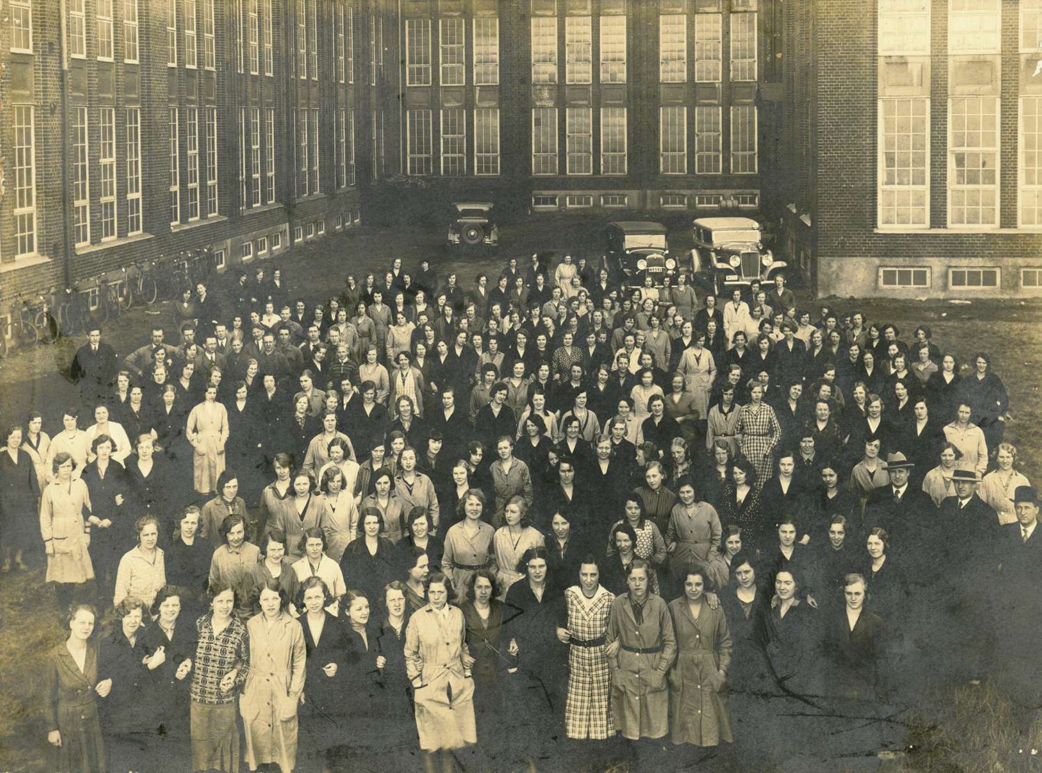 Emil Emonds personal uppställd utanför Thulinverkens byggnad.