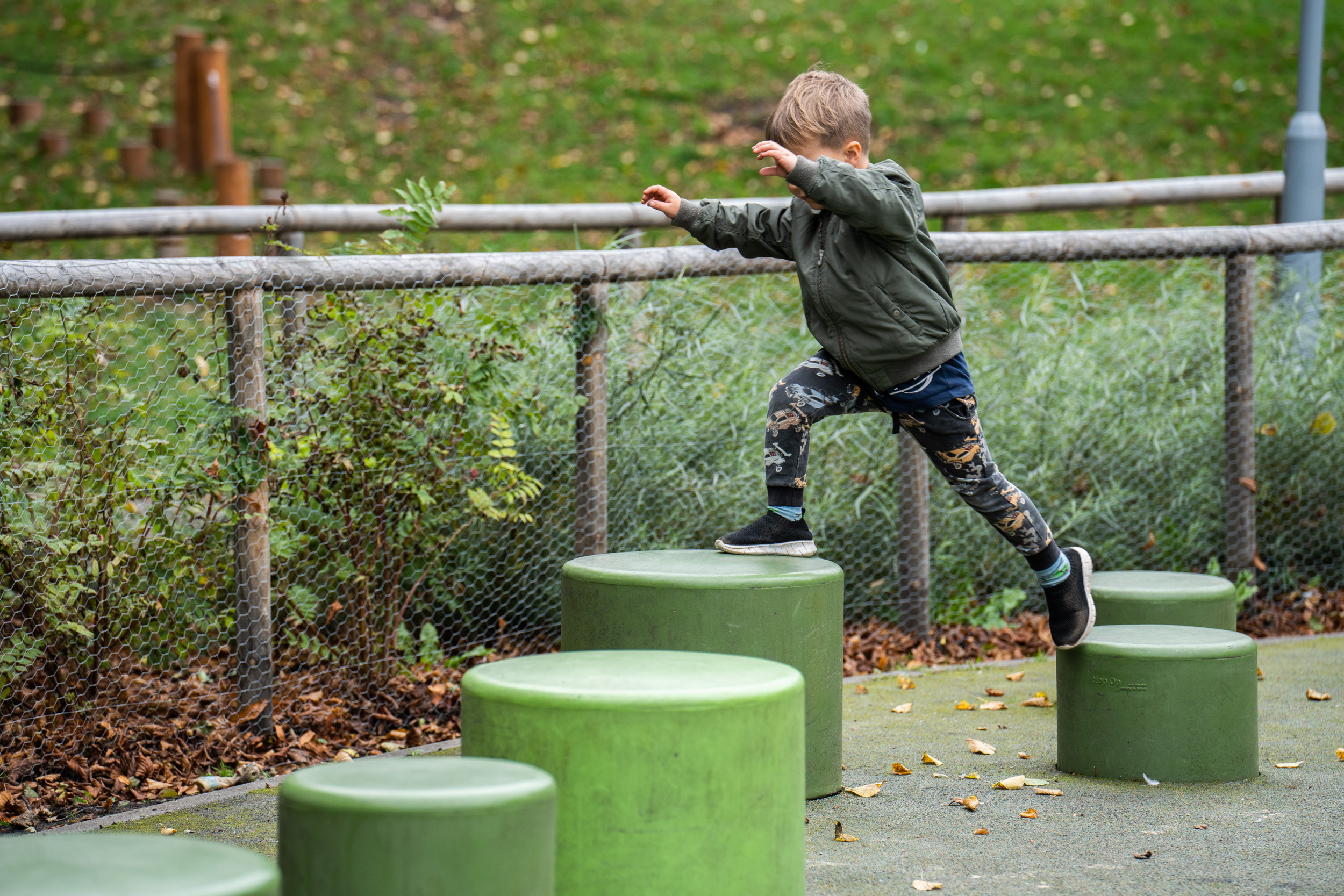 En pojke leker på en lekplats