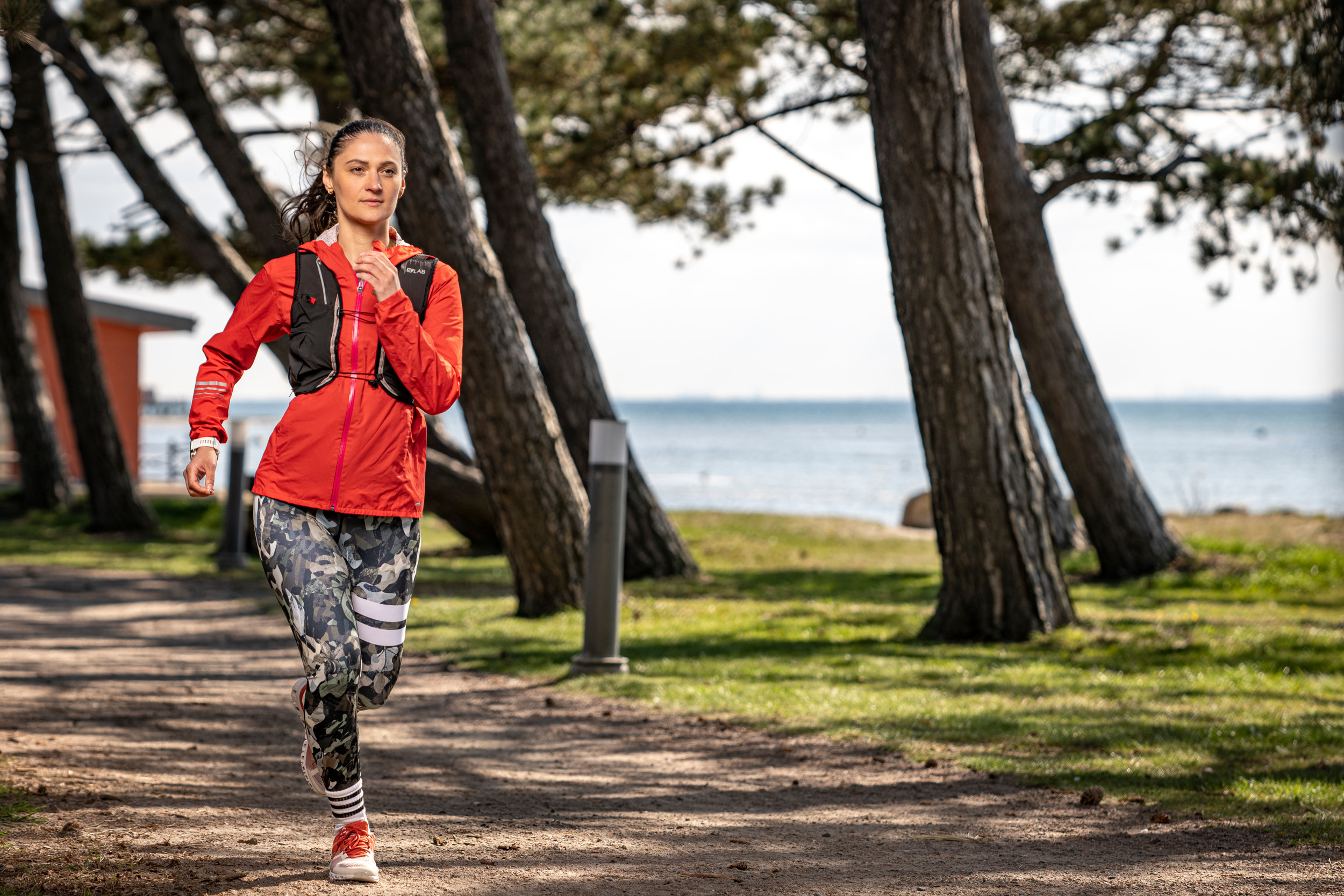 En kvinna springer bland träden i Lill olas