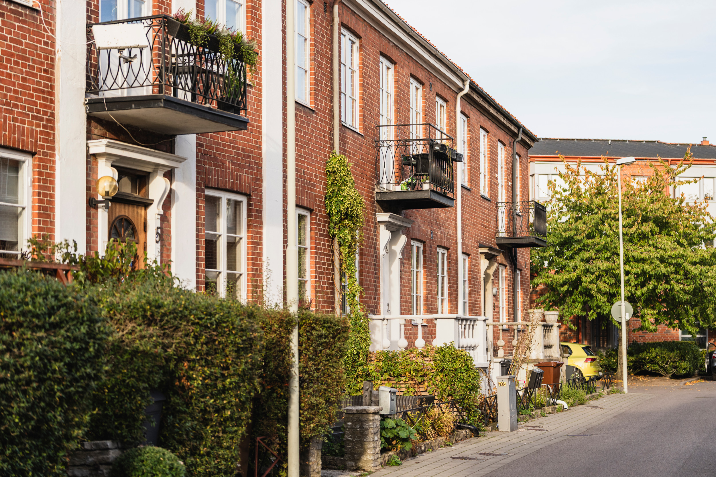 Brunt tegelhus med balkonger 