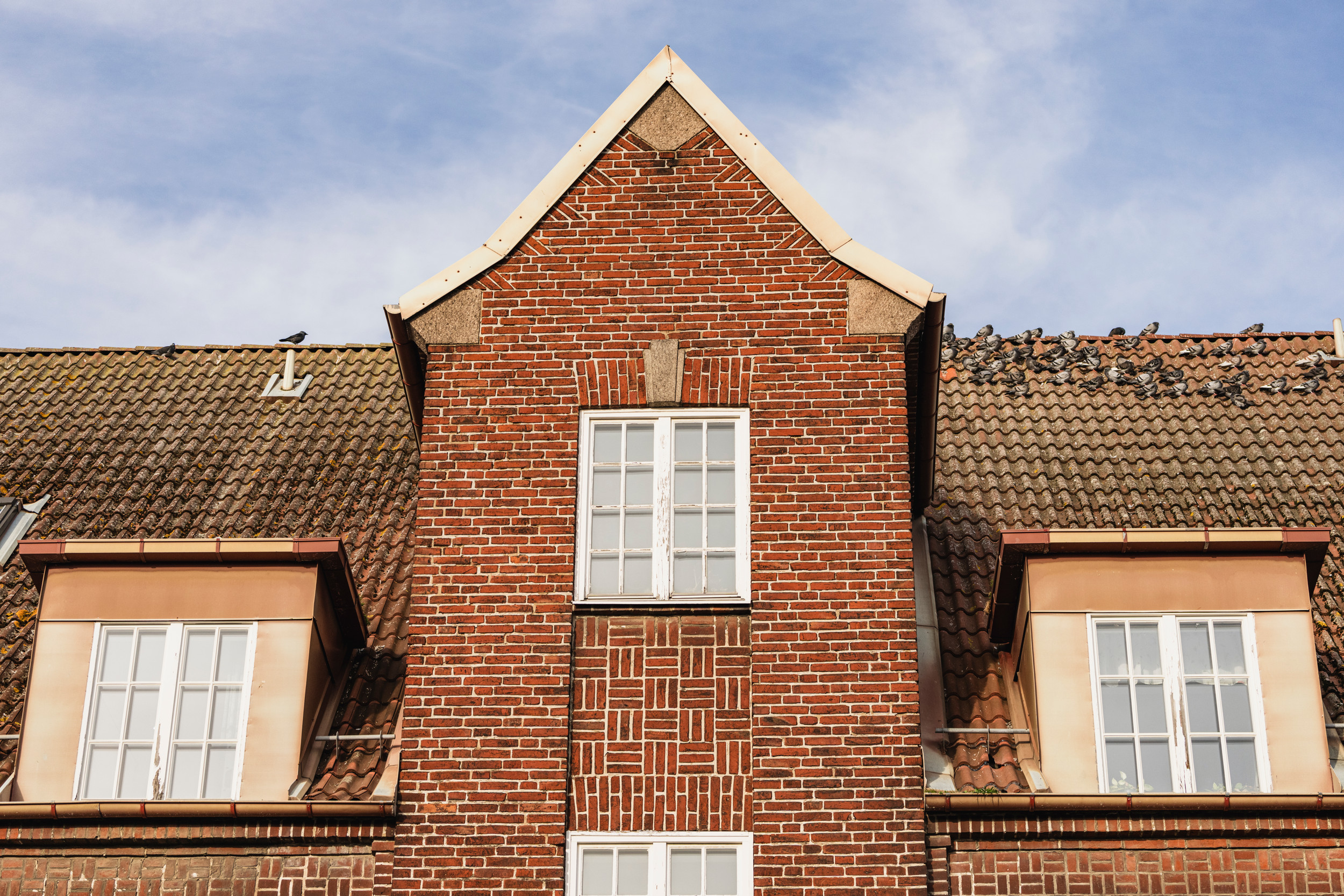 Ett brunt tegelhus
