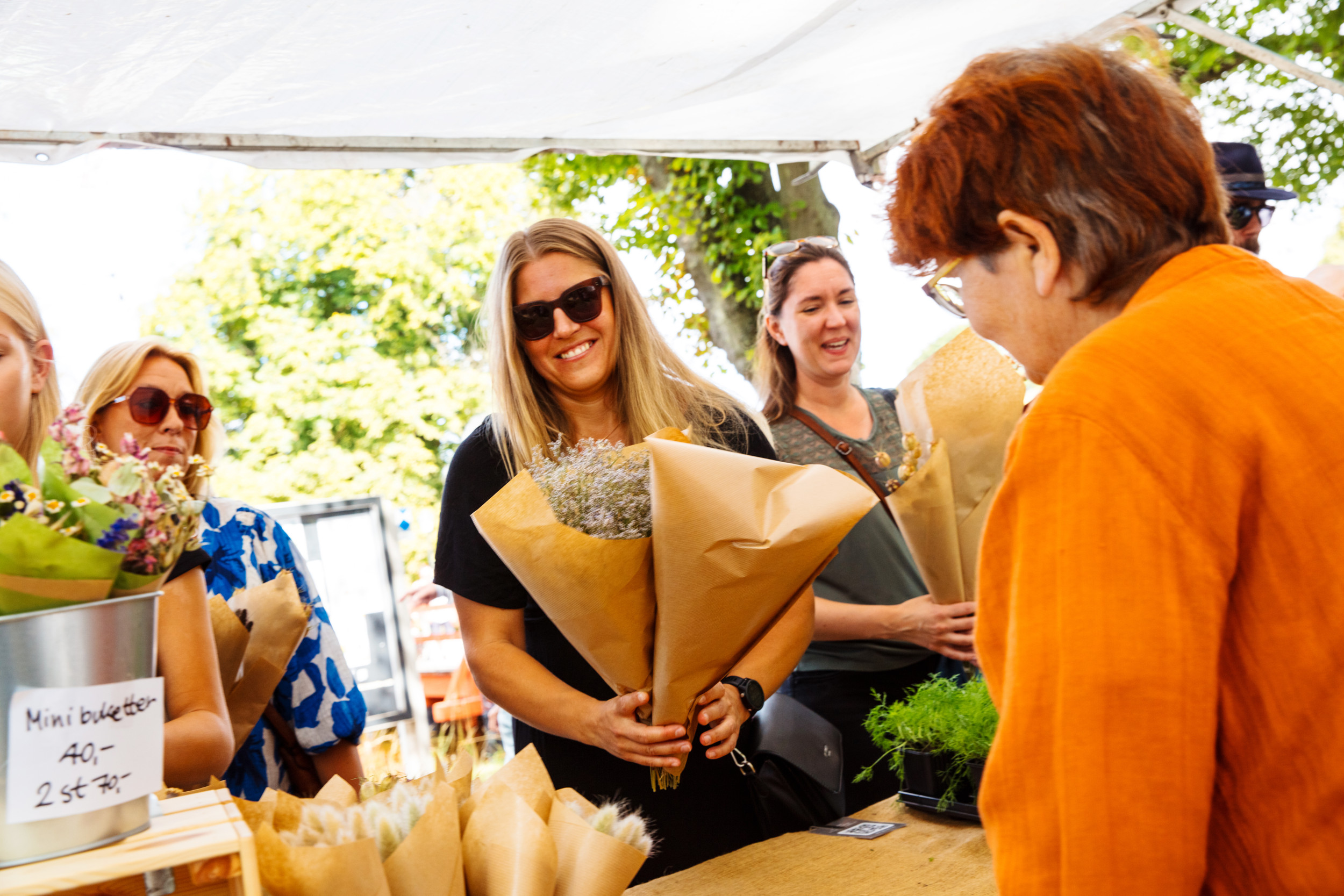 En kvinna köper blommor 