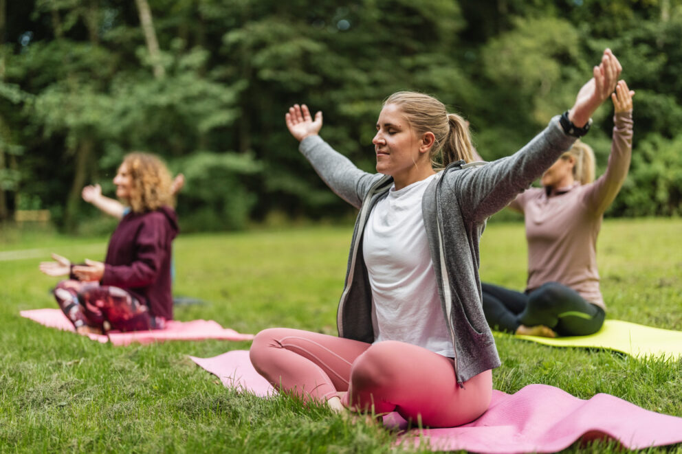 Tre kvinnor gör yoga