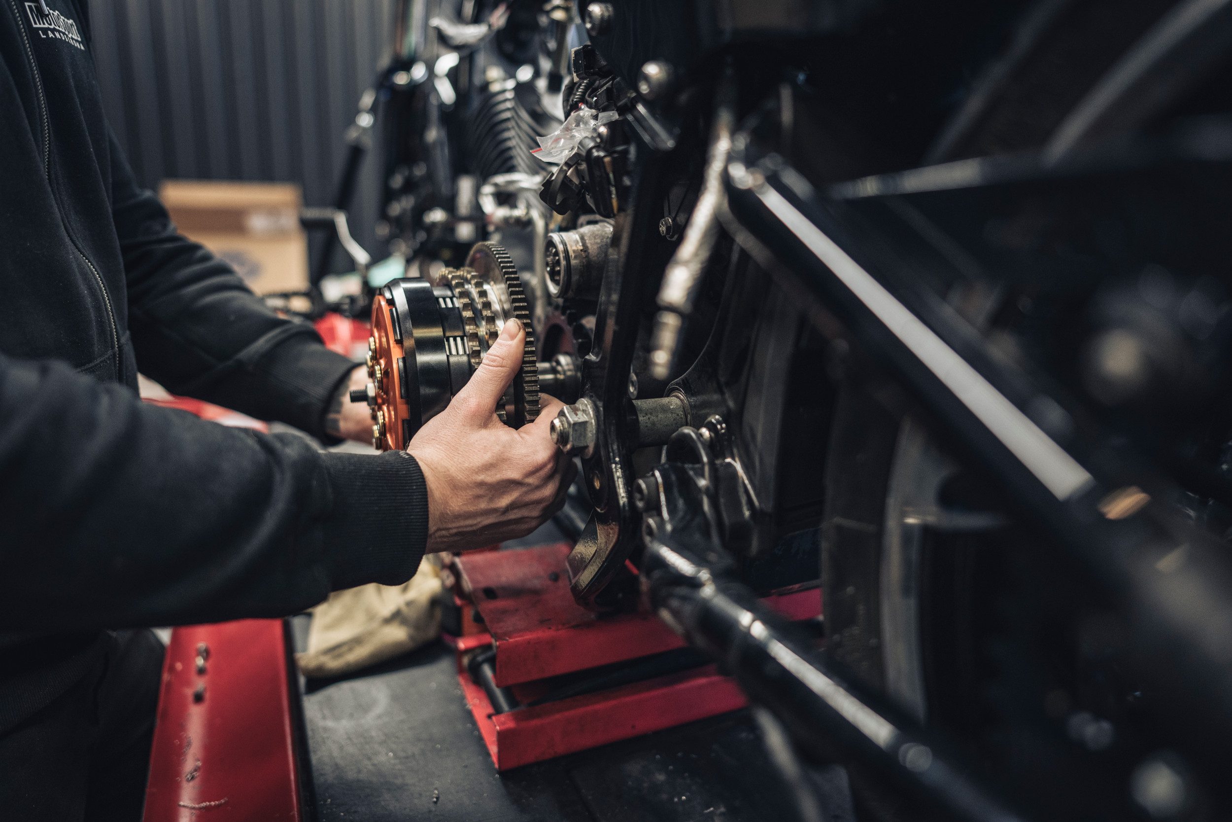 Man som jobbar på en motorcykel