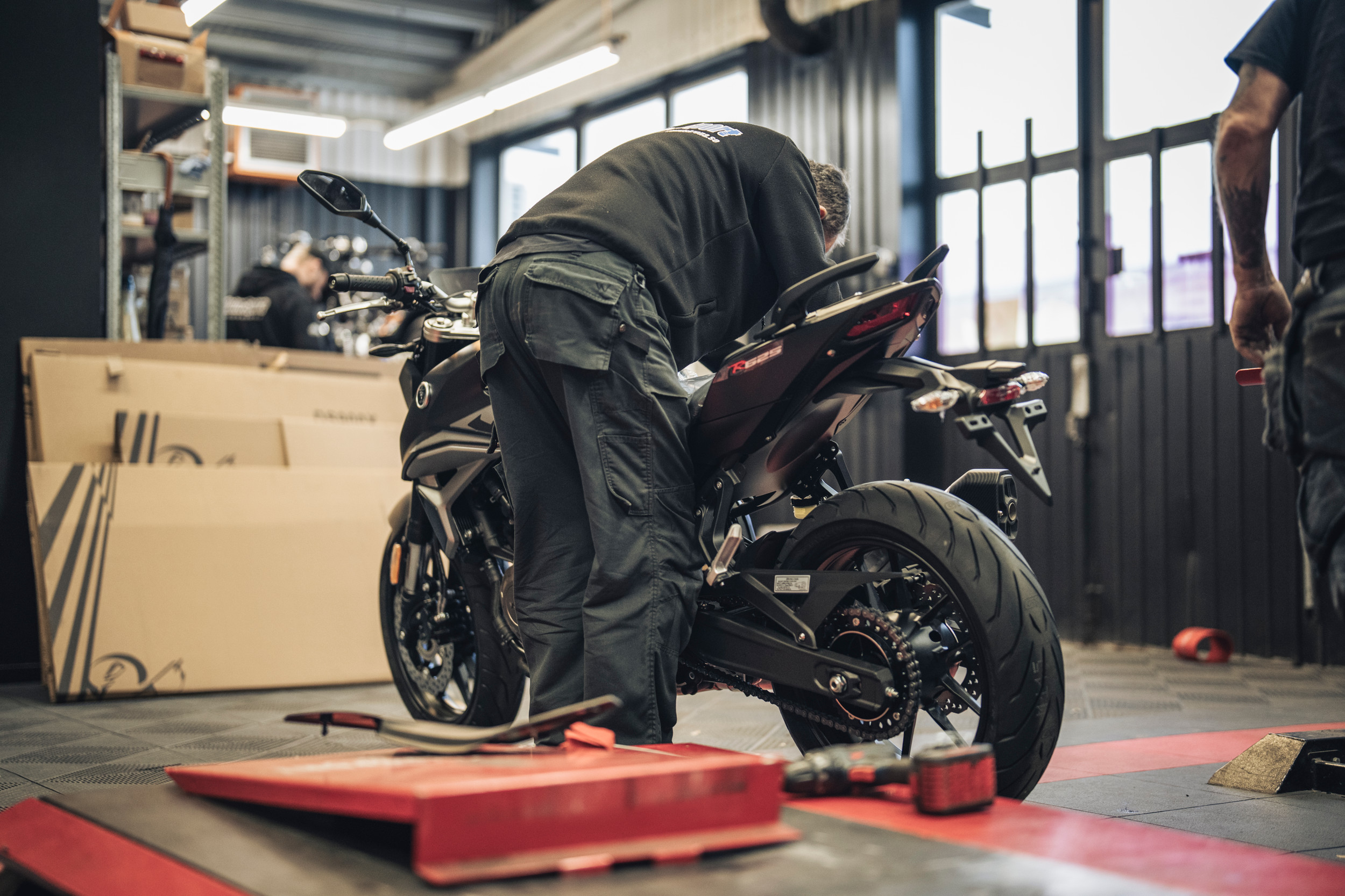 Man som jobbar med en motorcykel