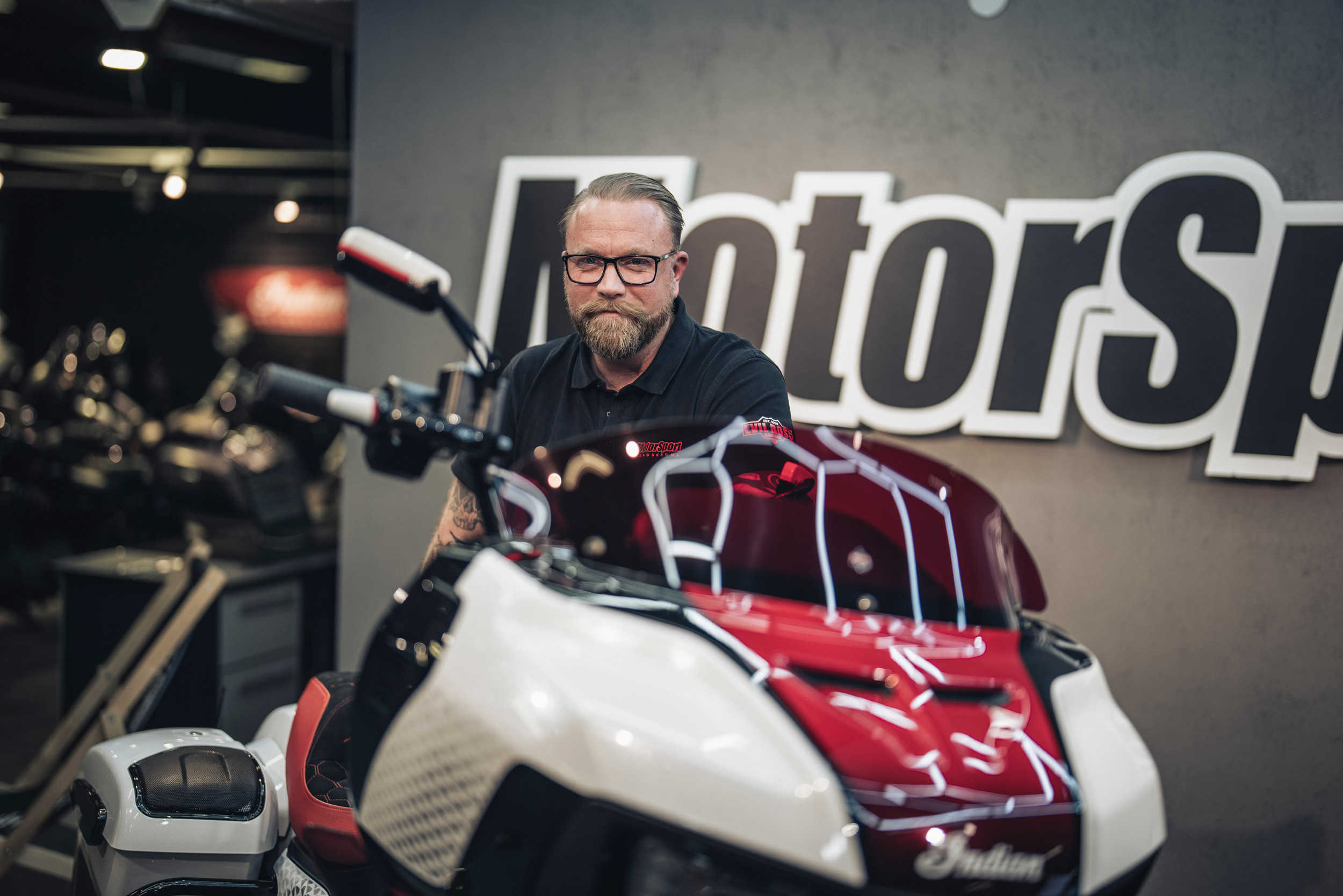 En man vid en motorcykel