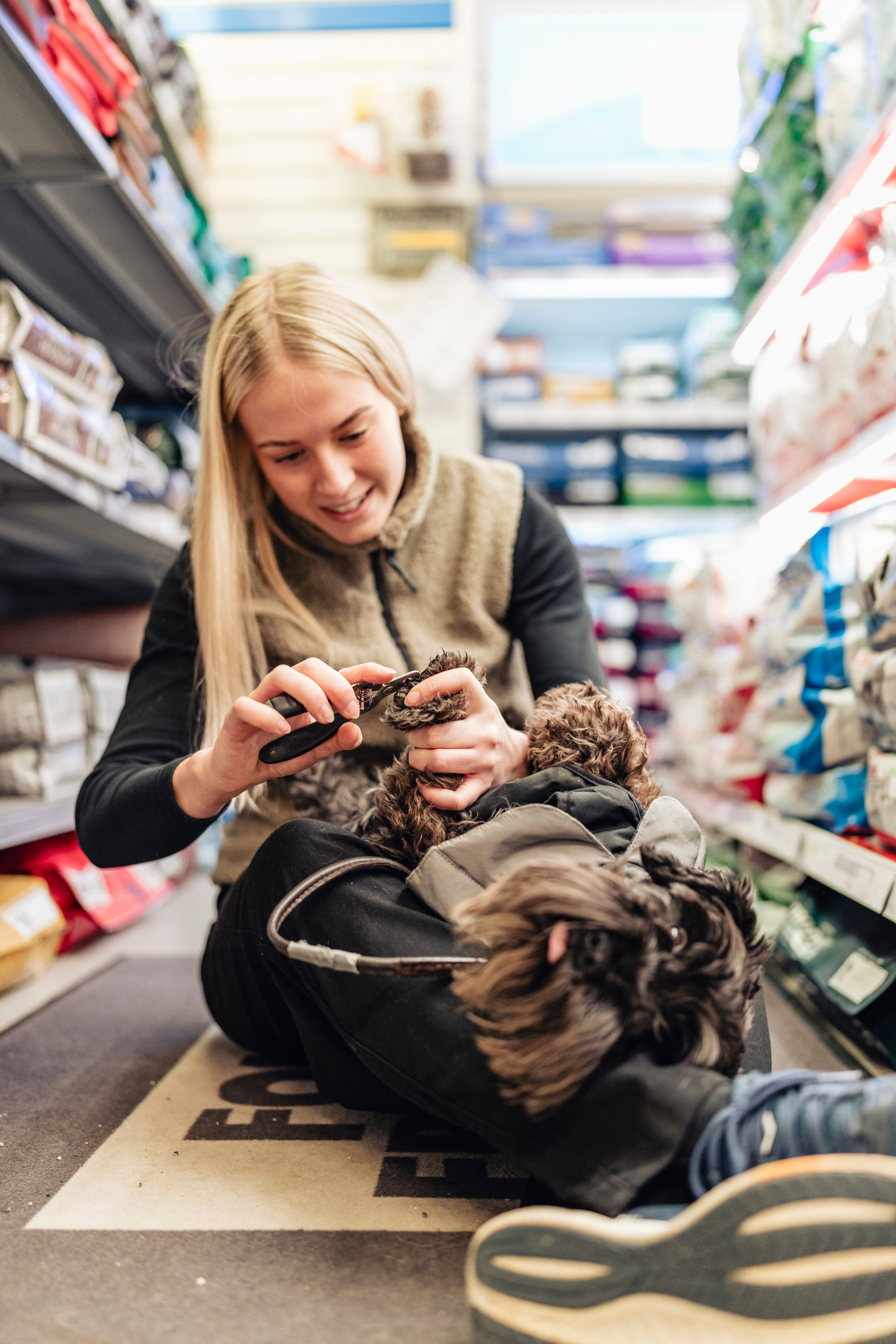 Kvinna som sitter på golvet
