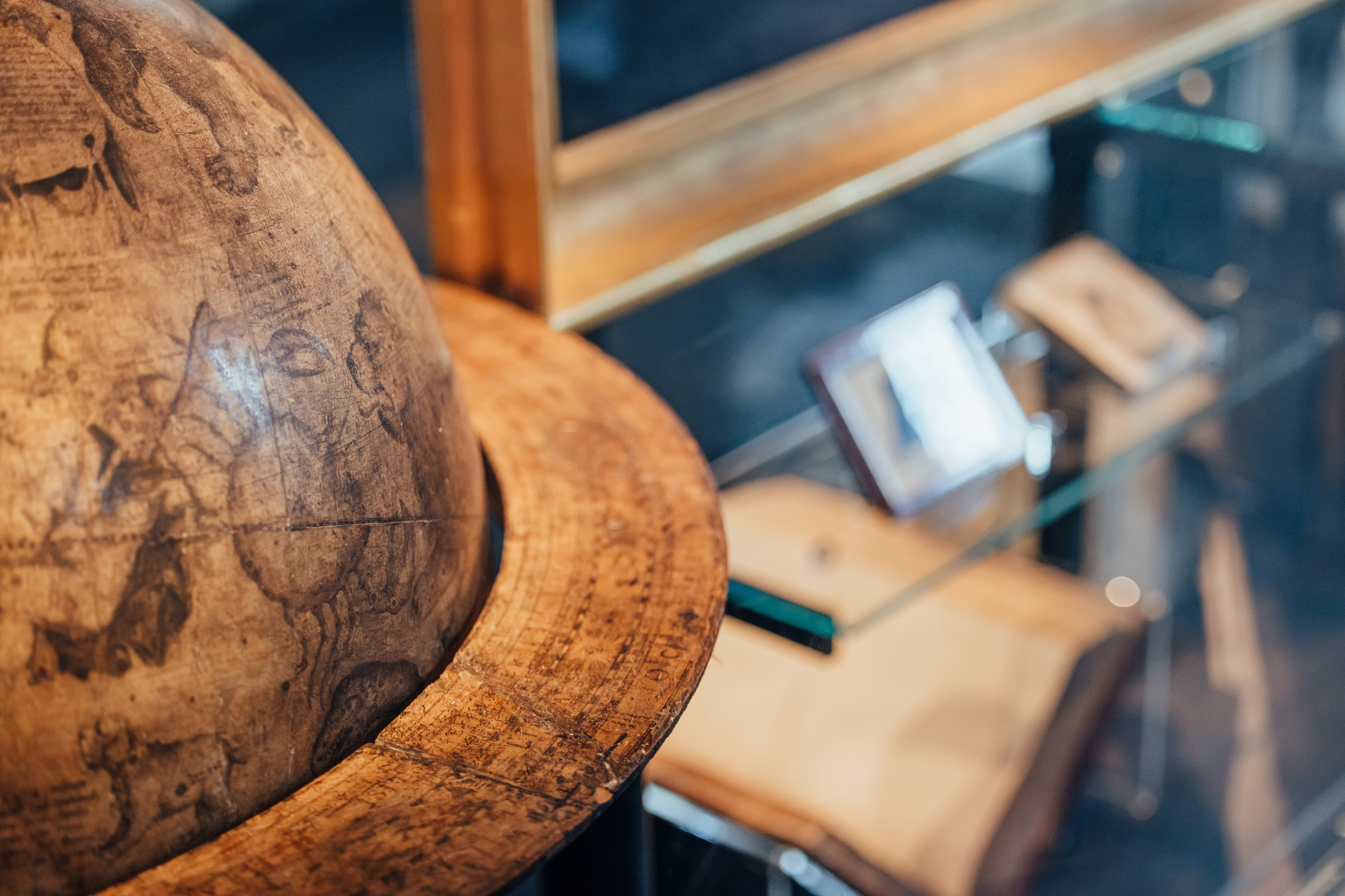 A family are sitting in front of the Tycho Brahe statue