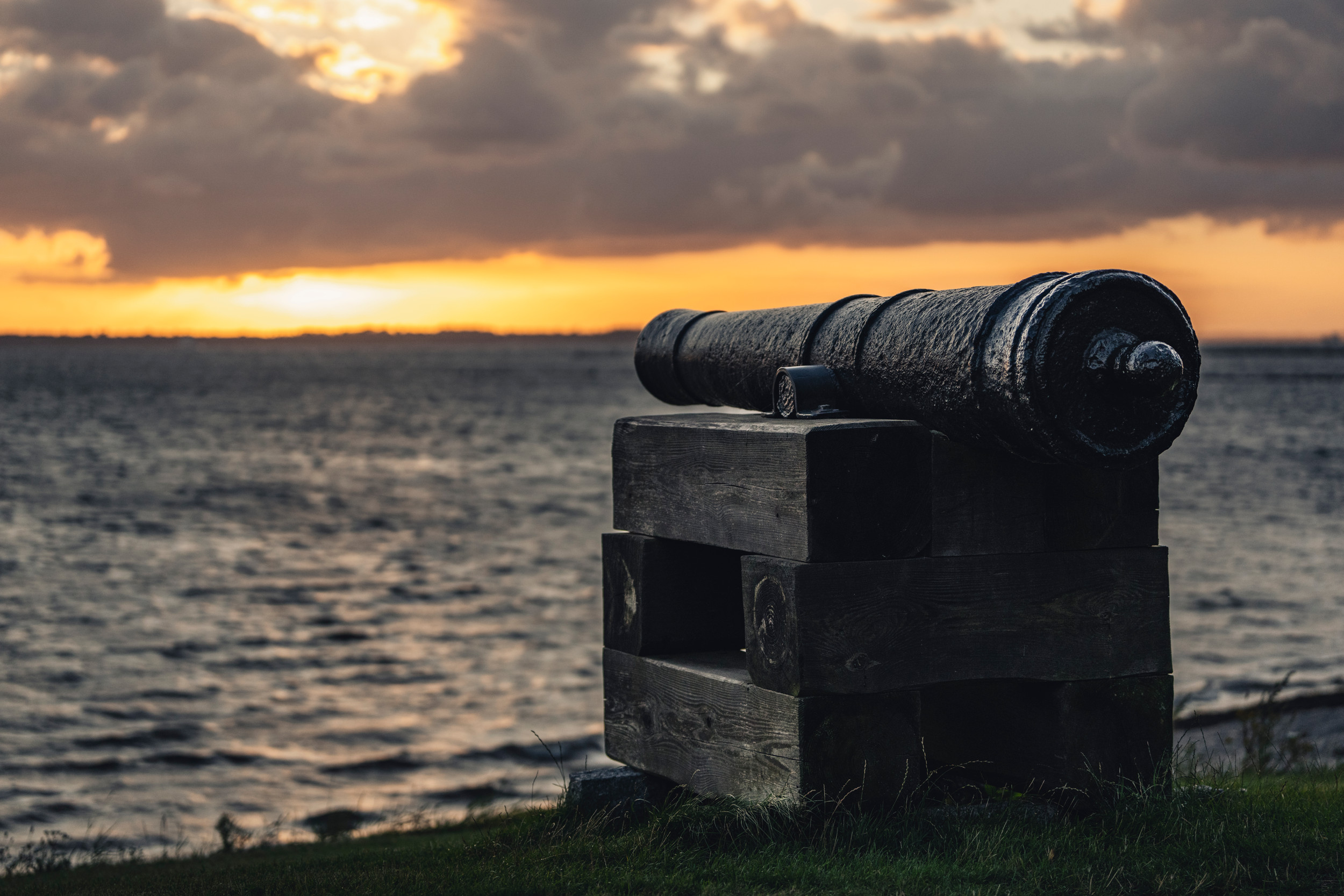 Two pepople are swimming in a pool