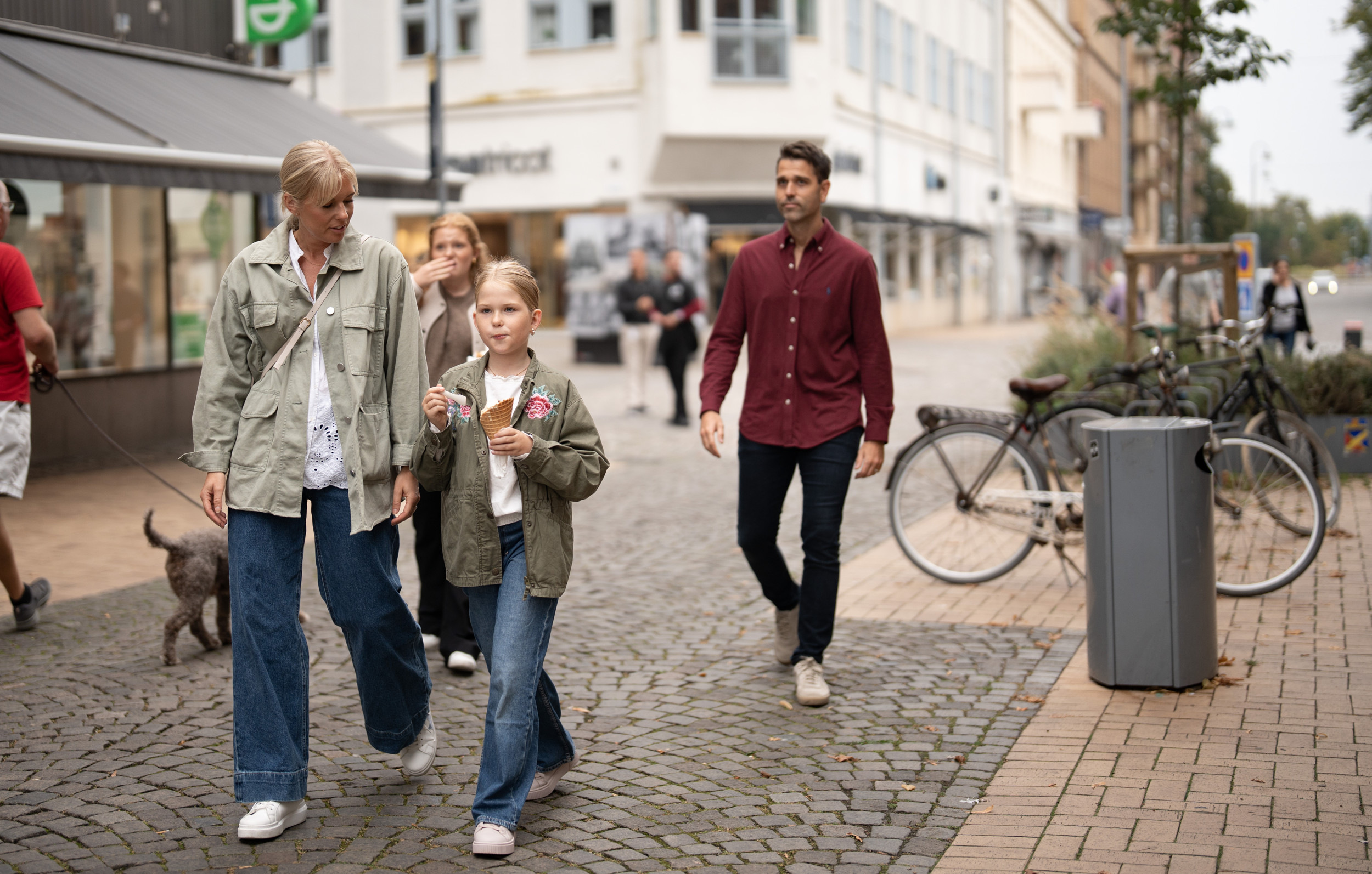 Familj ute på stan