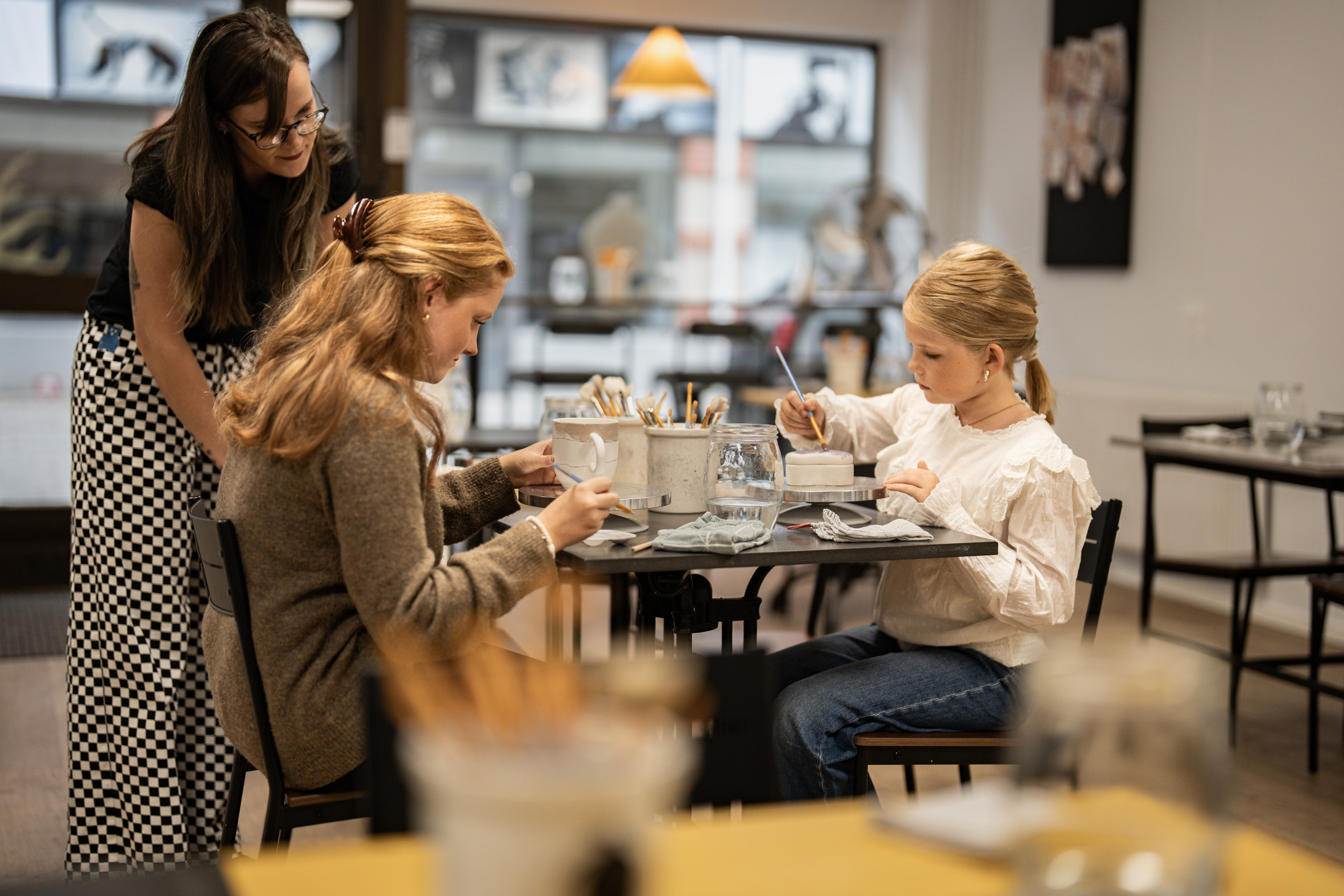 Vuxen och barn pysslar