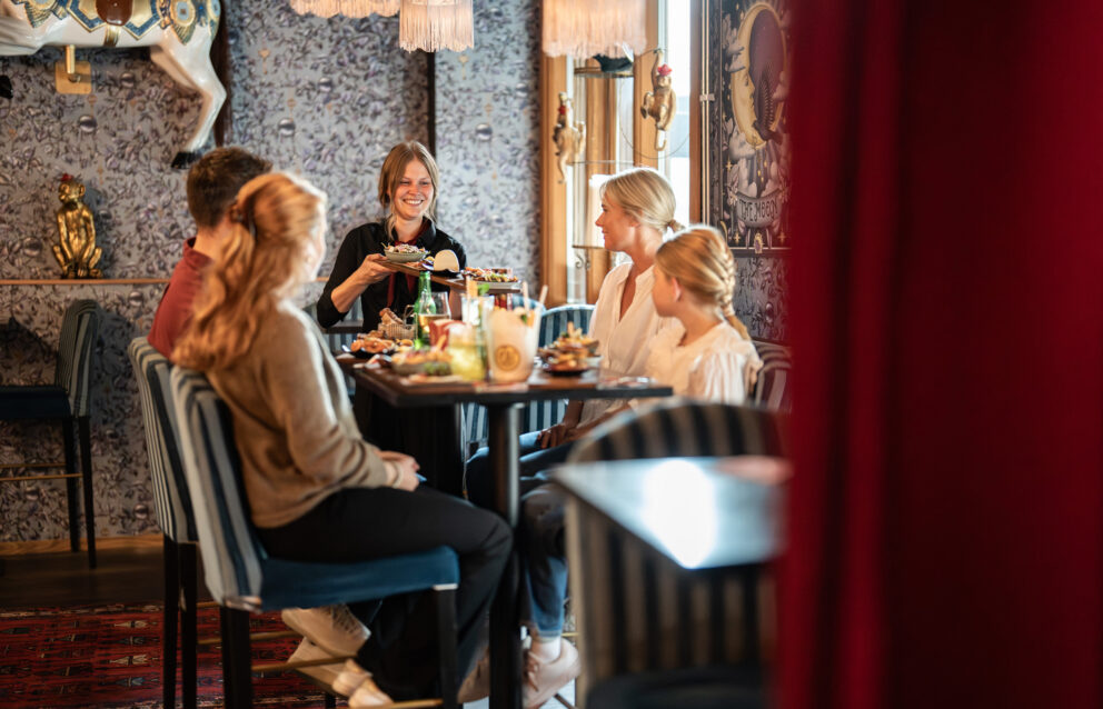 Familj på café