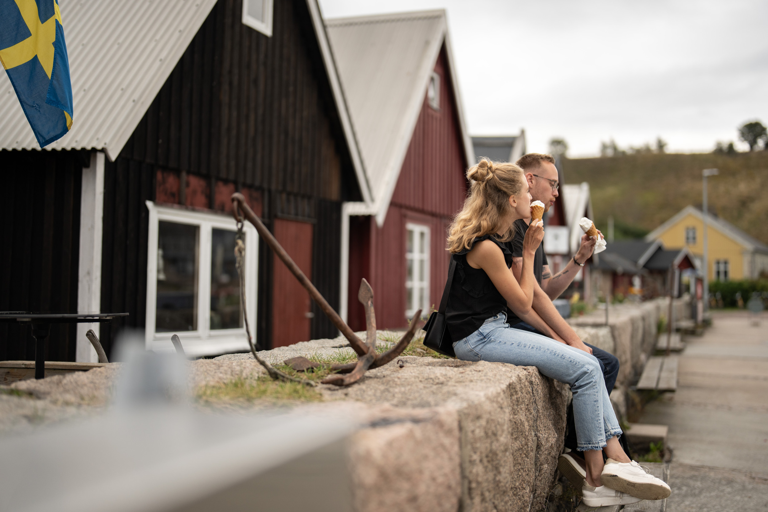 Två vuxna äter glass