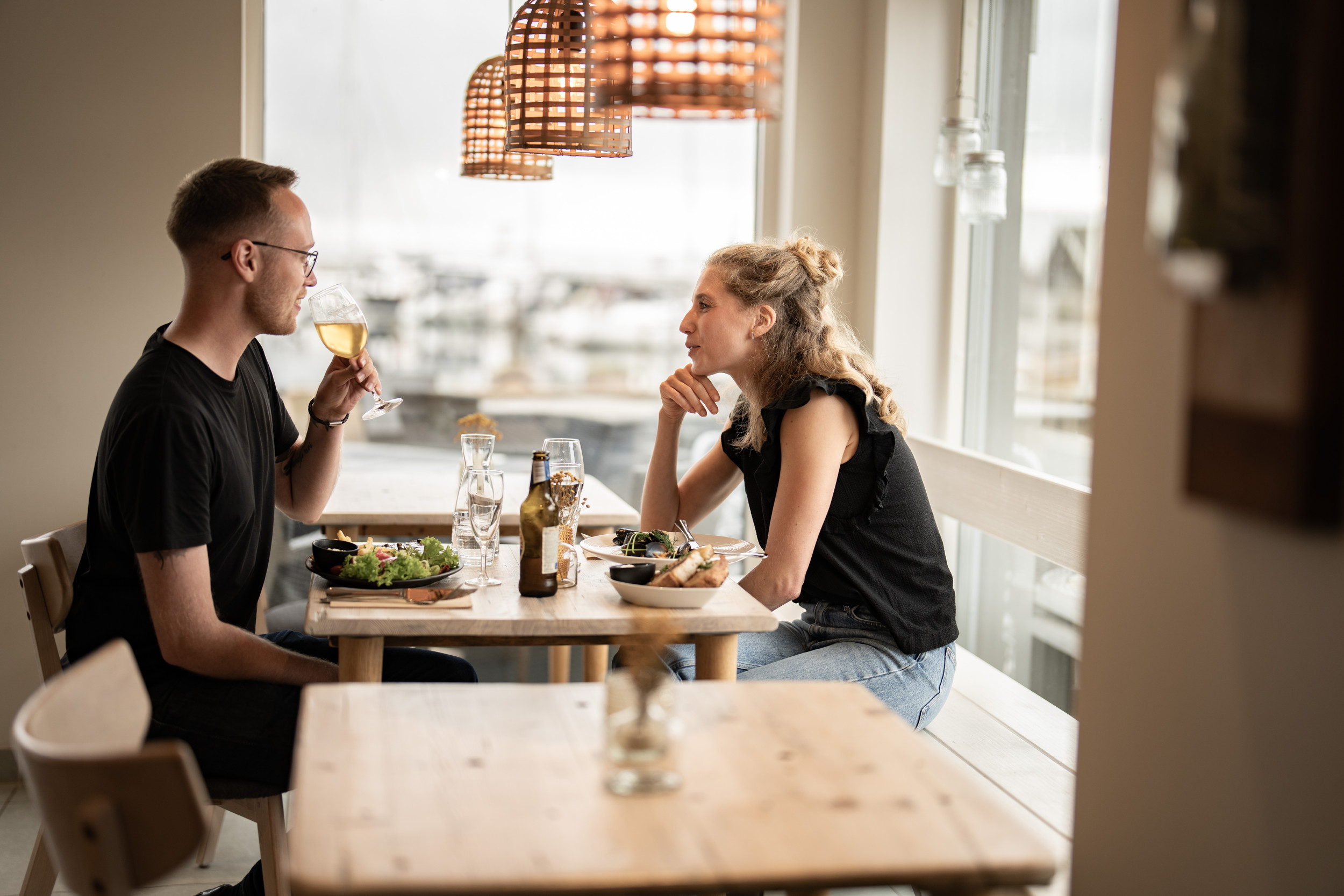 Två vuxna på café