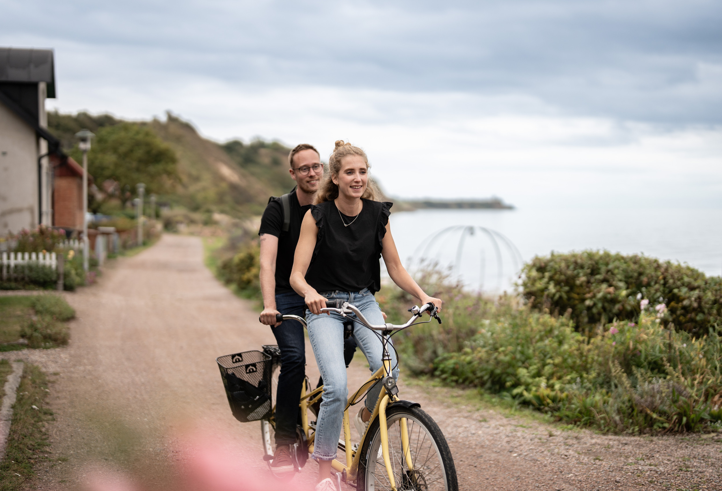 två vuxna på en tandemcykel