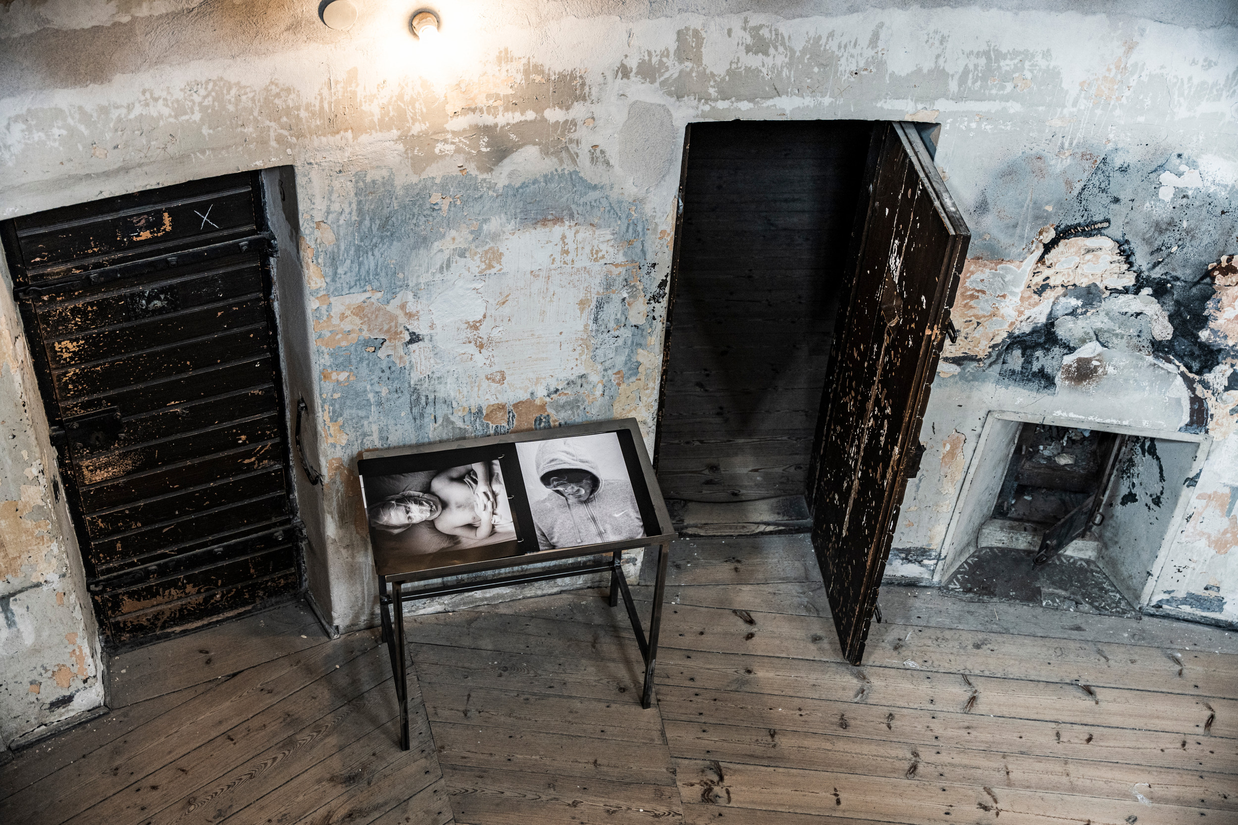 Två dörrar och ett bord