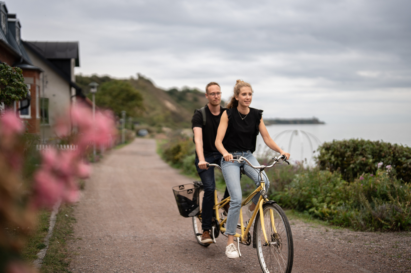 En man och en kvinna cyklar tandemcykel
