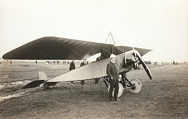 Enoch Thulin vid ett flygplan