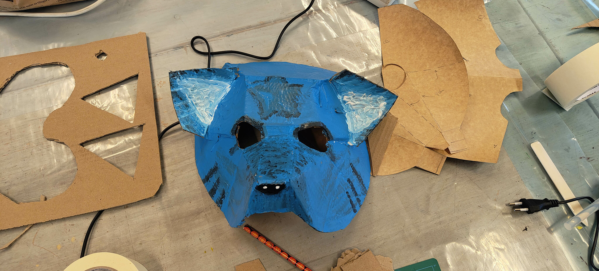 En mask i kartong