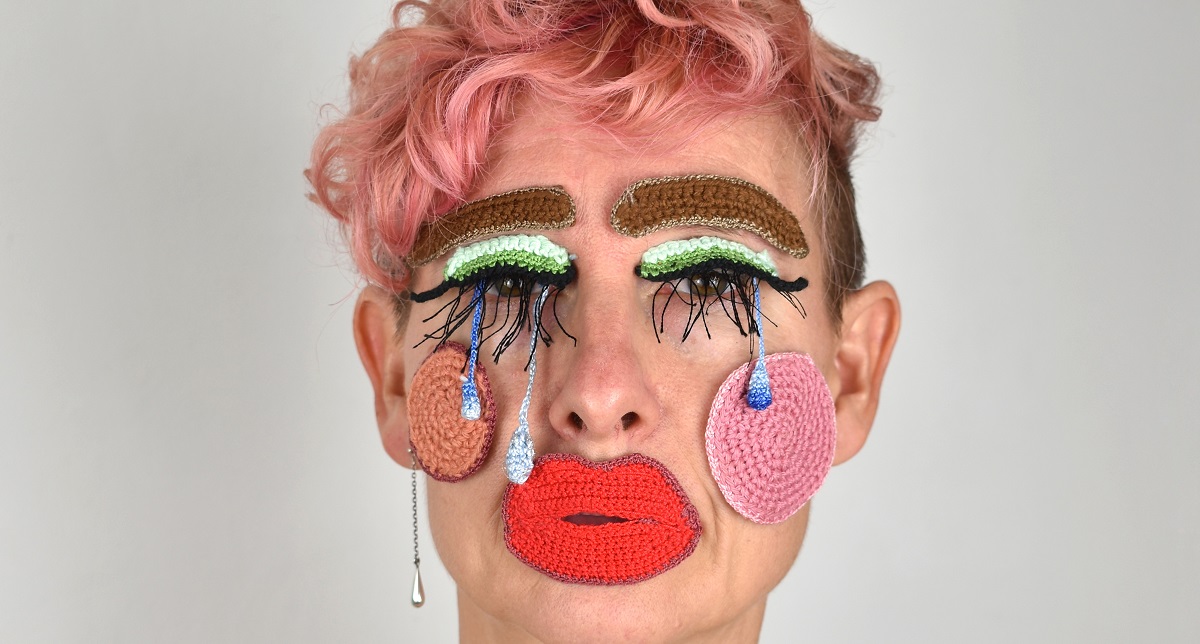 Vernissage: Lotta Sjöberg – Den svarta humorn som följeslagare